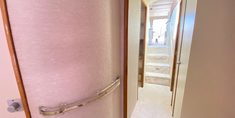 Sea ray 500 db sedan bridge