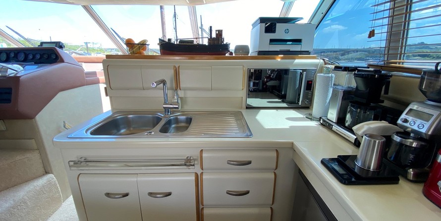 Sea ray 500 db sedan bridge