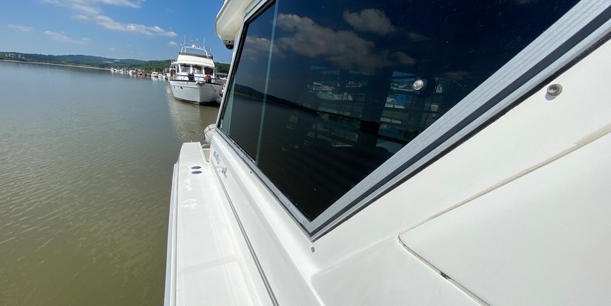 Sea ray 500 db sedan bridge