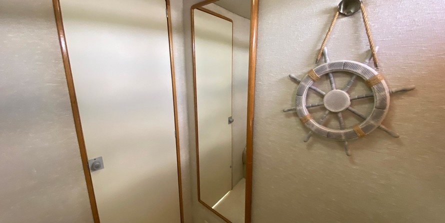 Sea ray 500 db sedan bridge