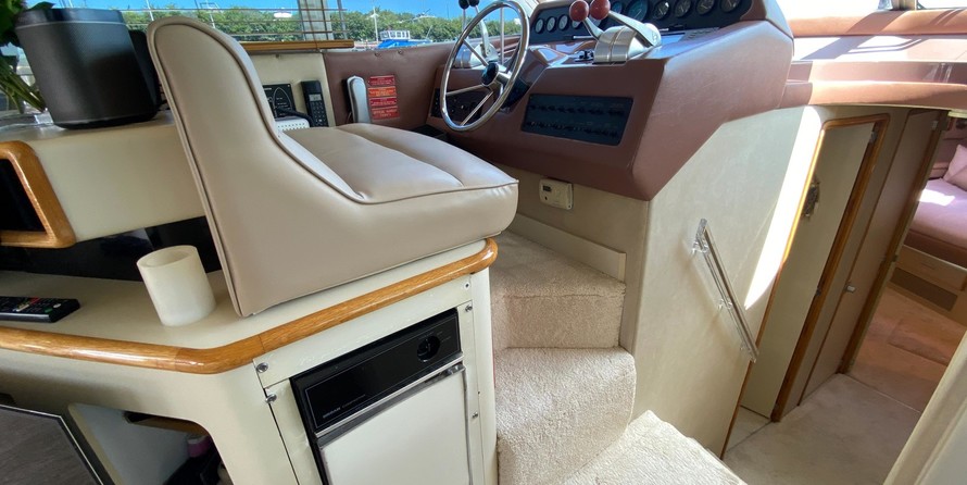 Sea ray 500 db sedan bridge