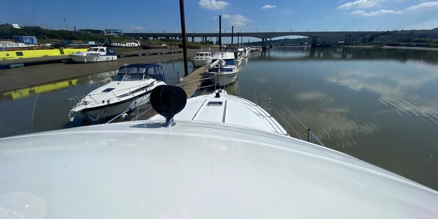 Sea ray 500 db sedan bridge