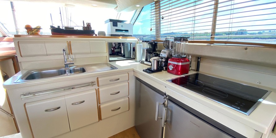 Sea ray 500 db sedan bridge