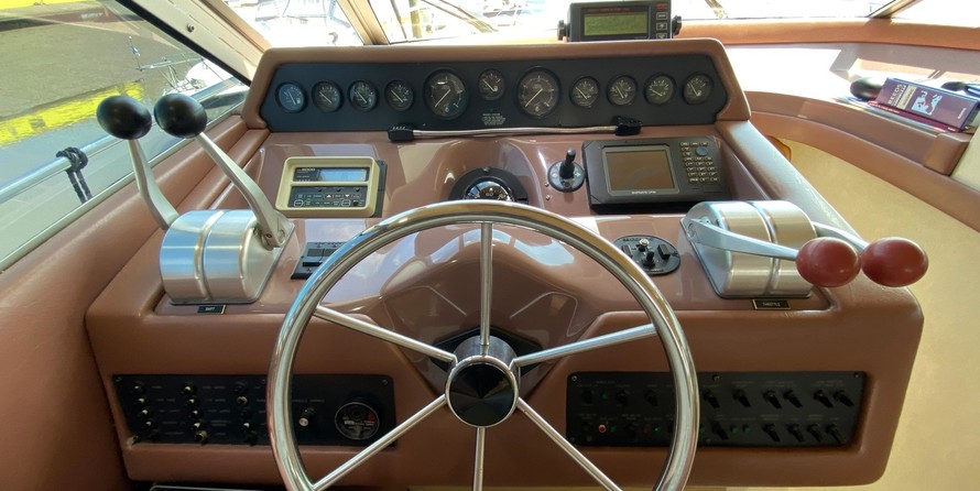 Sea ray 500 db sedan bridge