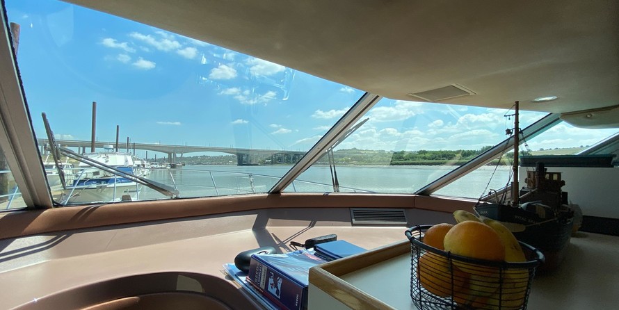 Sea ray 500 db sedan bridge