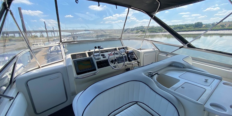 Sea ray 500 db sedan bridge