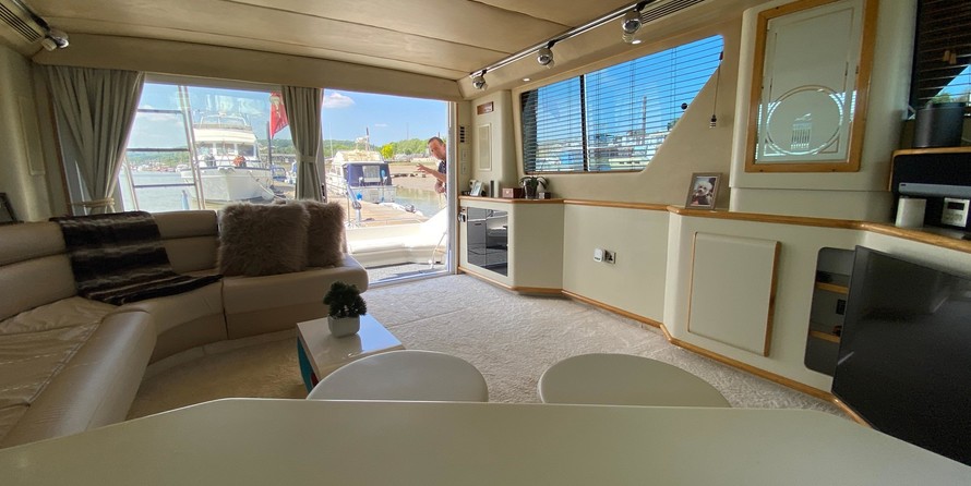 Sea ray 500 db sedan bridge