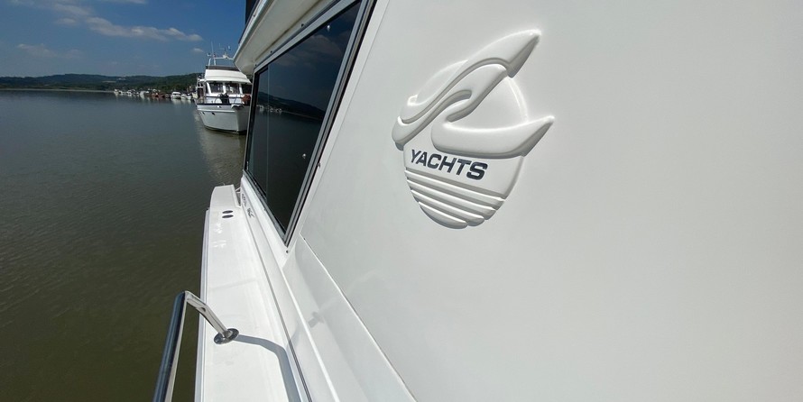 Sea ray 500 db sedan bridge