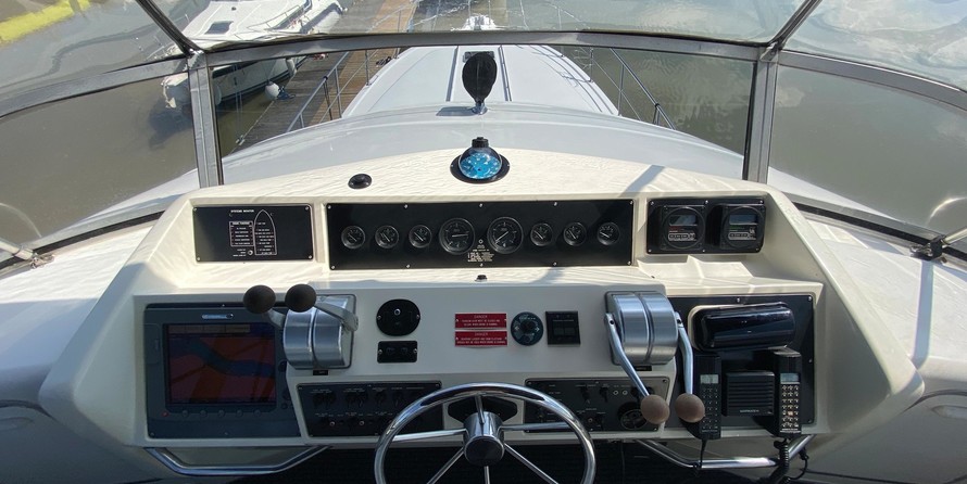 Sea ray 500 db sedan bridge