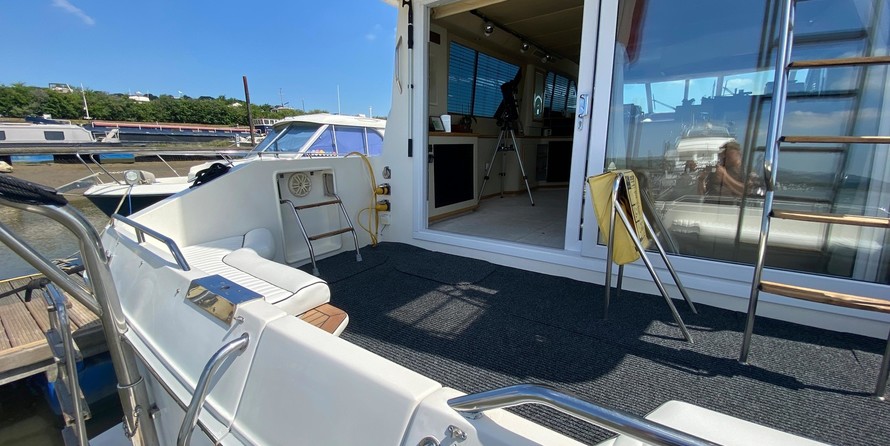 Sea ray 500 db sedan bridge