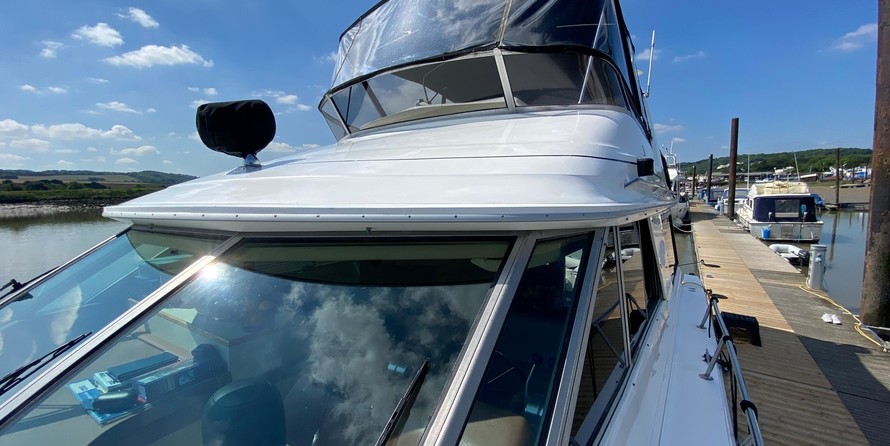 Sea ray 500 db sedan bridge