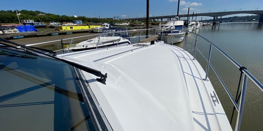 Sea ray 500 db sedan bridge