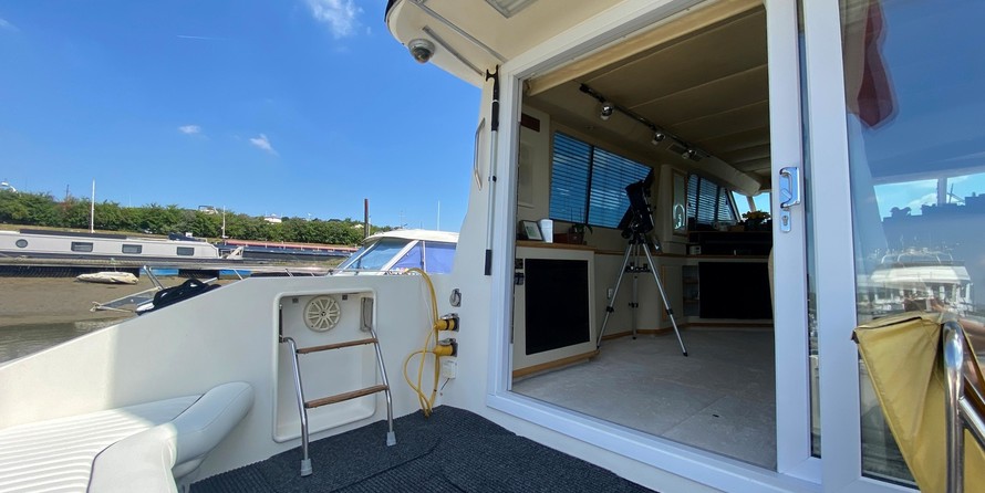 Sea ray 500 db sedan bridge