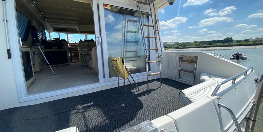 Sea ray 500 db sedan bridge