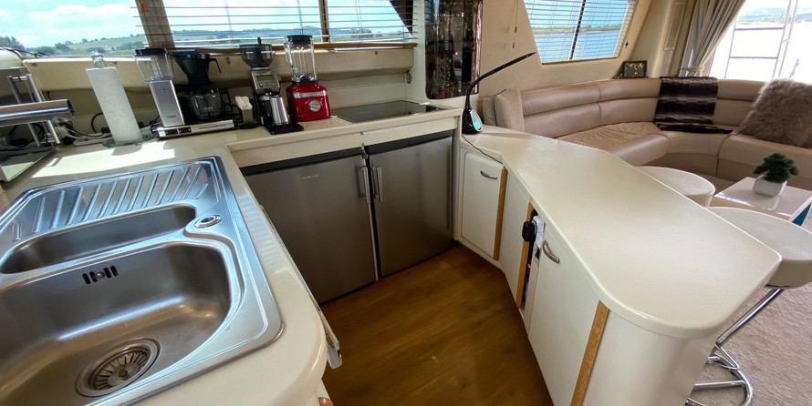 Sea ray 500 db sedan bridge