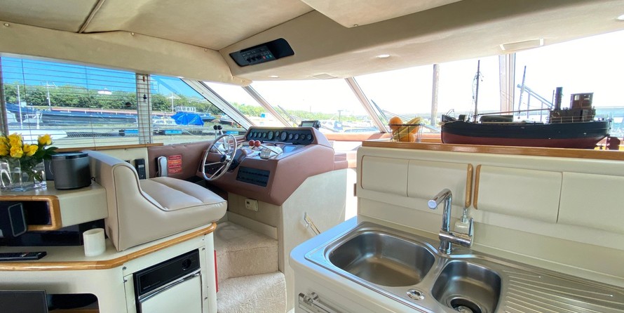Sea ray 500 db sedan bridge