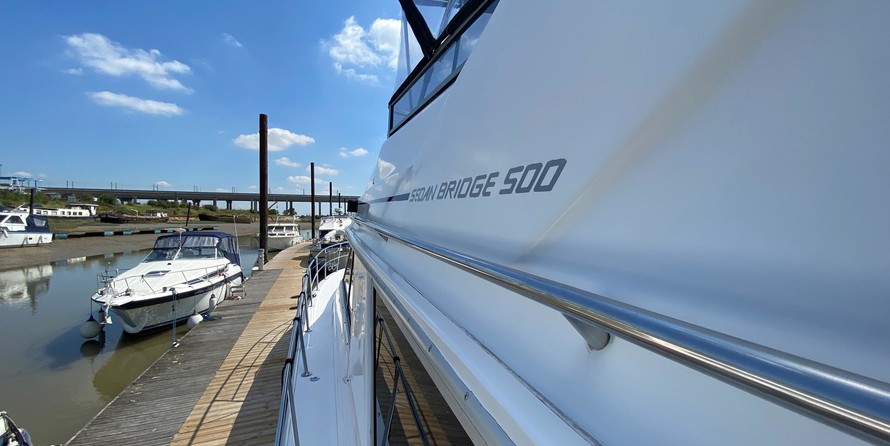 Sea ray 500 db sedan bridge