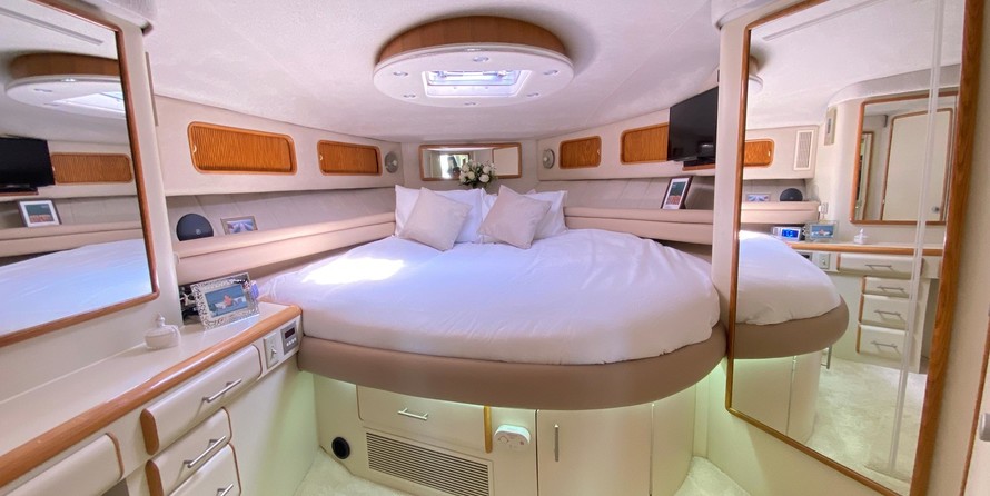 Sea ray 500 db sedan bridge