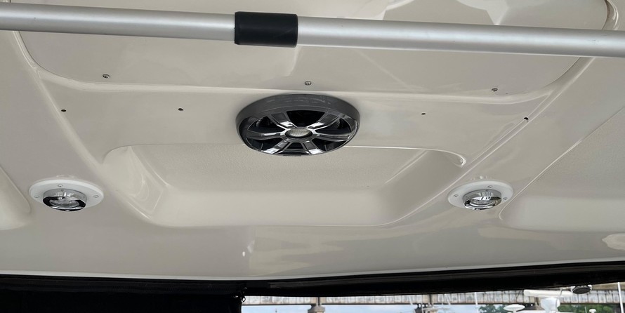 Chaparral 350 Signature Cruiser