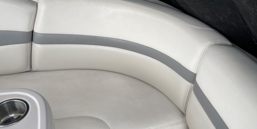 Chaparral 350 Signature Cruiser