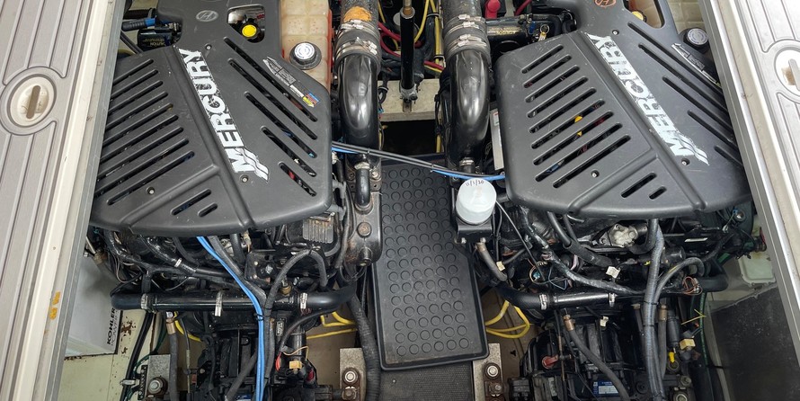 Chaparral 350 Signature Cruiser