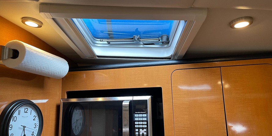 Chaparral 350 Signature Cruiser