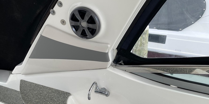 Chaparral 350 Signature Cruiser