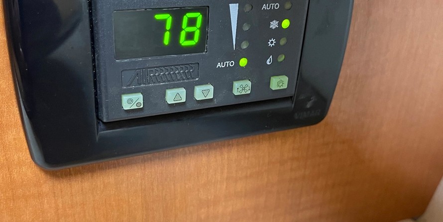 Chaparral 350 Signature Cruiser