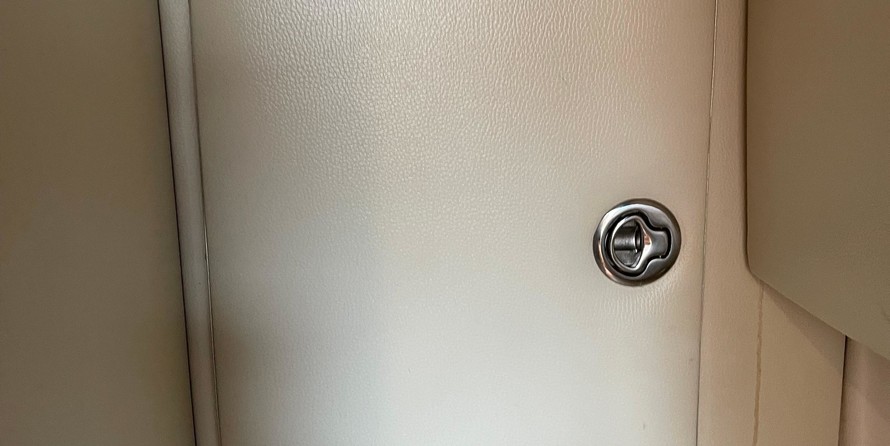 Chaparral 350 Signature Cruiser