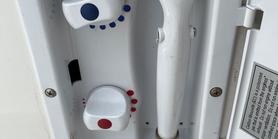 Chaparral 350 Signature Cruiser