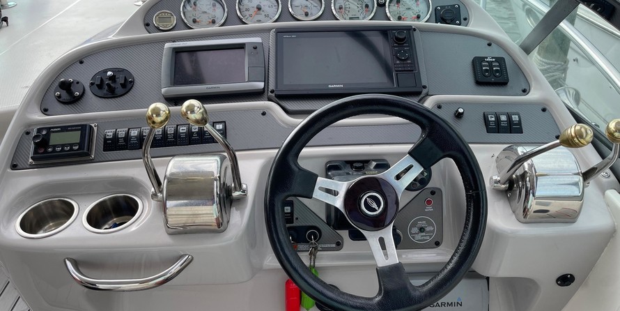 Chaparral 350 Signature Cruiser