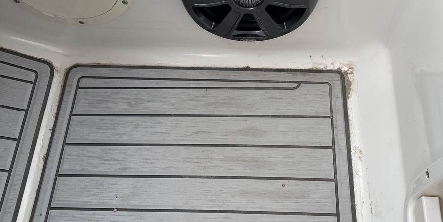 Chaparral 350 Signature Cruiser