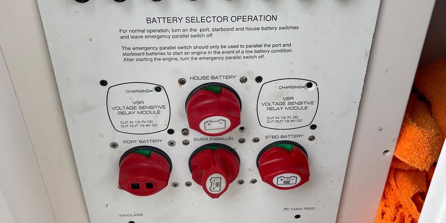 Chaparral 350 Signature Cruiser