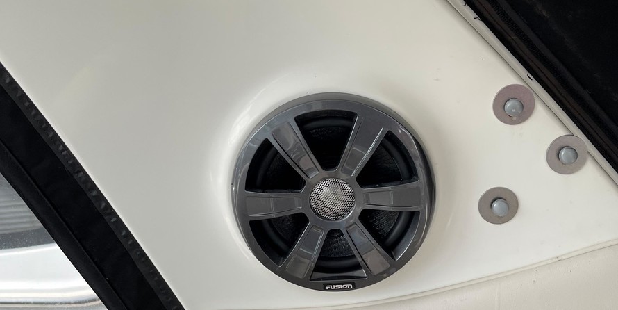 Chaparral 350 Signature Cruiser