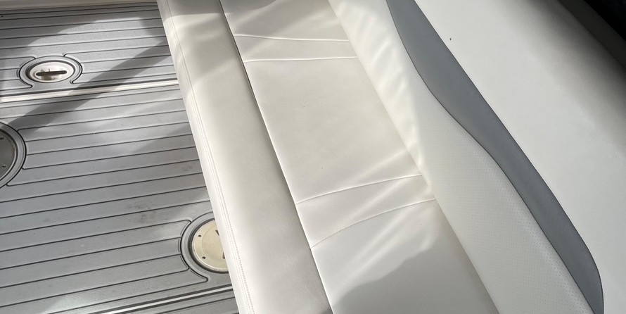 Chaparral 350 Signature Cruiser