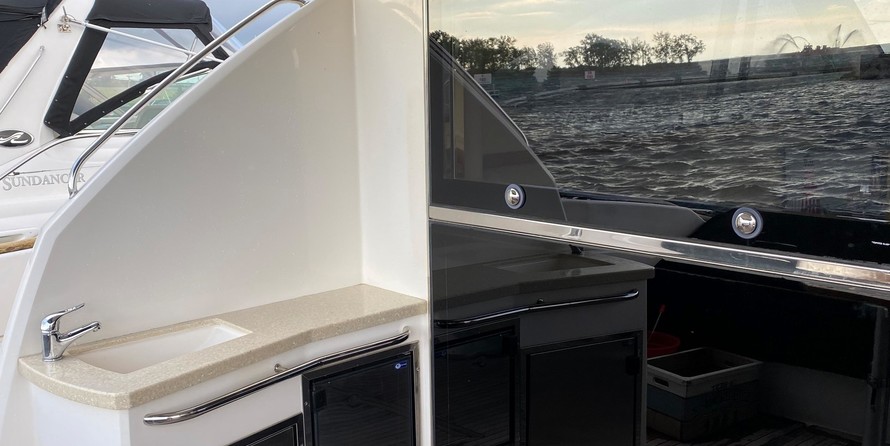 Riviera 4400 Sport Yacht