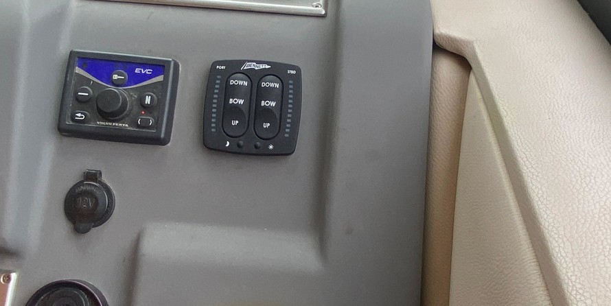 Riviera 4400 Sport Yacht