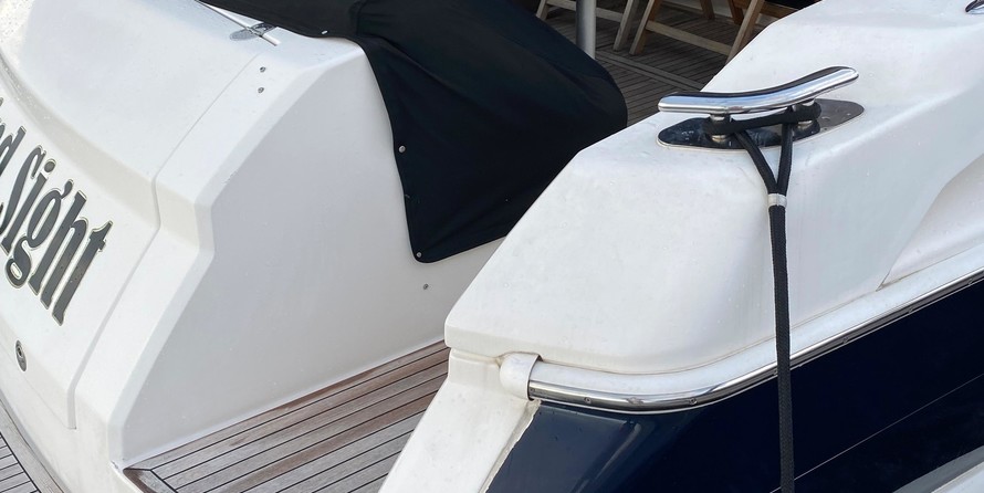 Riviera 4400 Sport Yacht