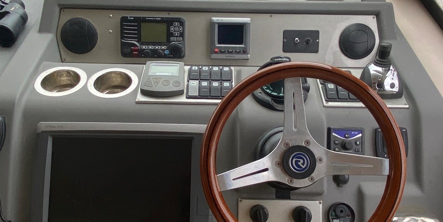 Riviera 4400 Sport Yacht