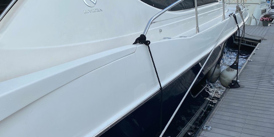 Riviera 4400 Sport Yacht