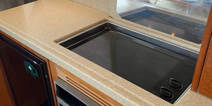 Riviera 4400 Sport Yacht