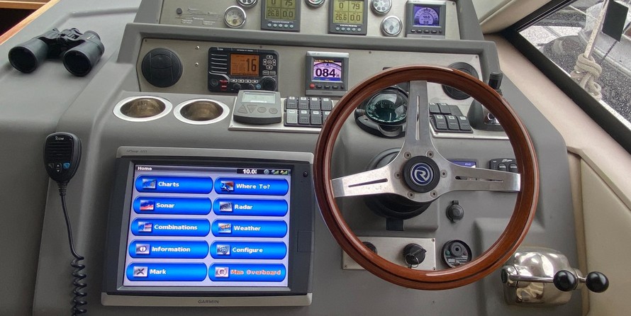 Riviera 4400 Sport Yacht