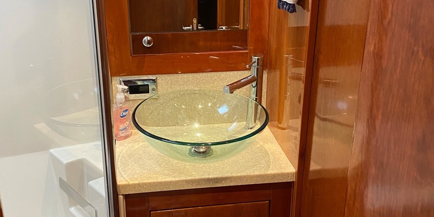 Riviera 4400 Sport Yacht