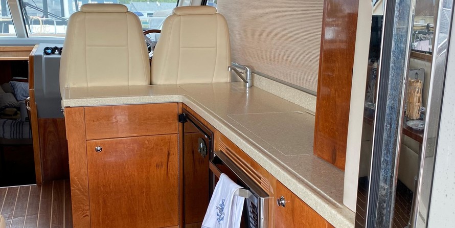 Riviera 4400 Sport Yacht