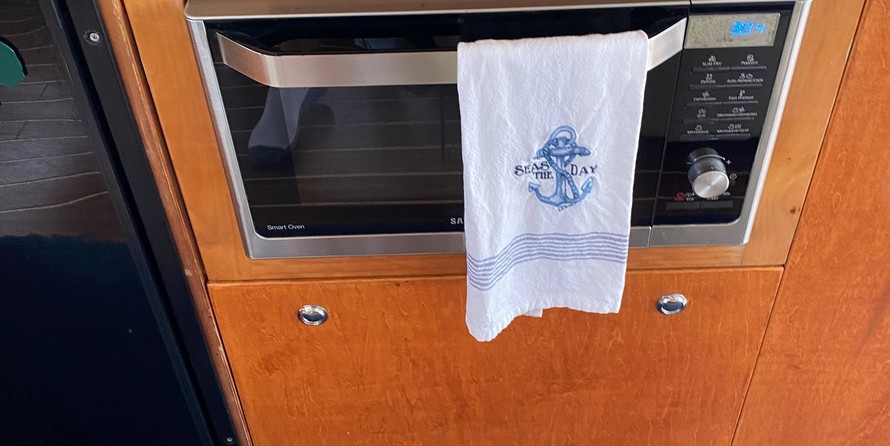 Riviera 4400 Sport Yacht