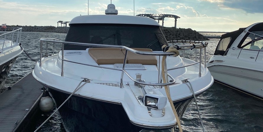 Riviera 4400 Sport Yacht