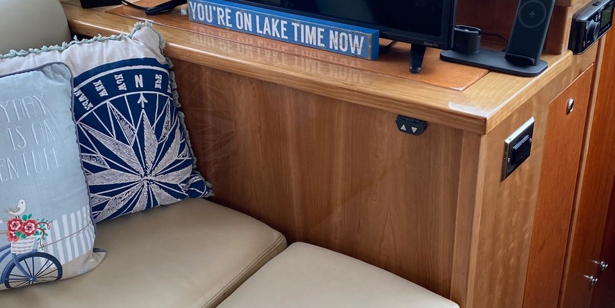 Riviera 4400 Sport Yacht