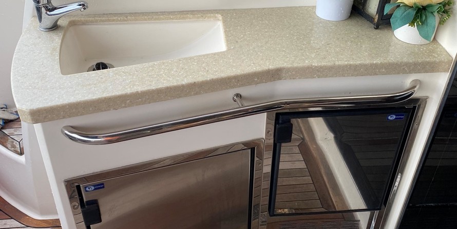 Riviera 4400 Sport Yacht