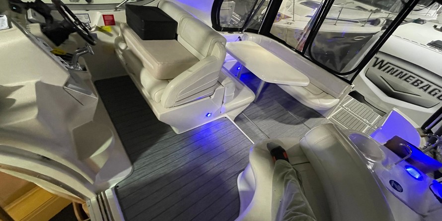 Cruisers yachts 3375 express