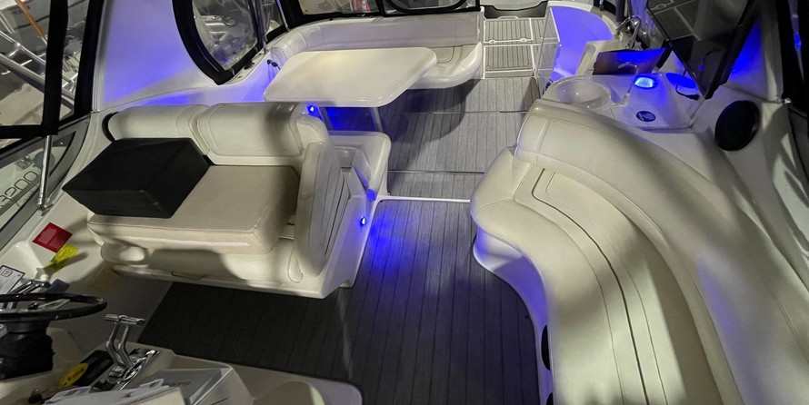 Cruisers yachts 3375 express